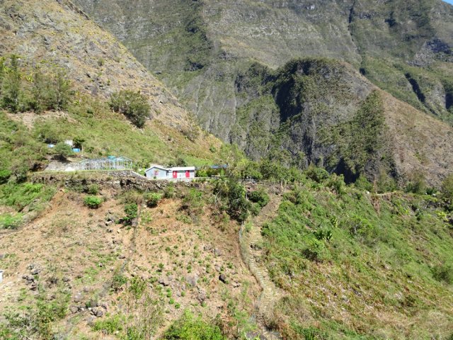 Le Plateau l'Epicerie de l'autre côté de la ravine