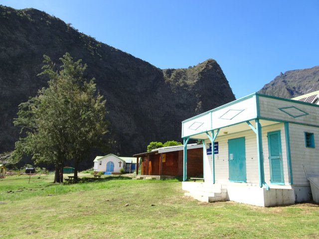 Dispensaire, maison de village et chapelle proches de l'école