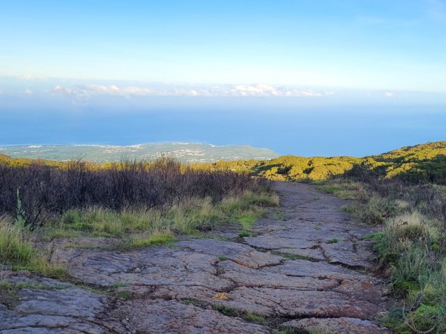 La montée à Ti-Col s'effectue sur de larges plaques basaltiques