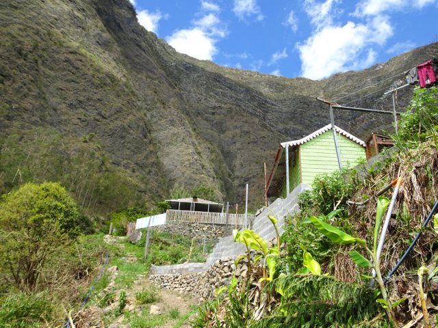 La montée prend fin en arrivant au gîte et sa terrasse couverte