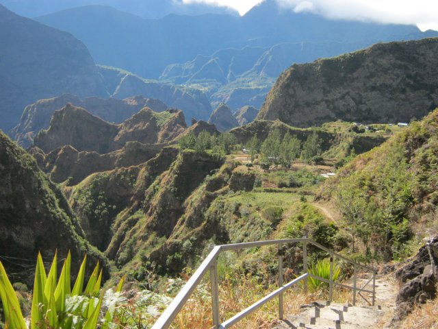Le sentier de retour pour de nouveaux paysages magnifiques