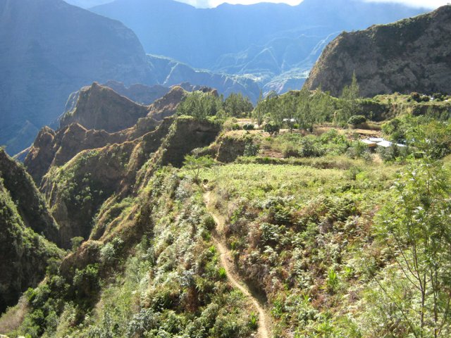On devine l'Îlet à Bourse et l'Îlet à Malheur depuis le sentier