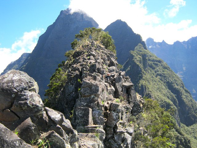 Là, le cheminement est acrobatique : bien se maintenir aux roches