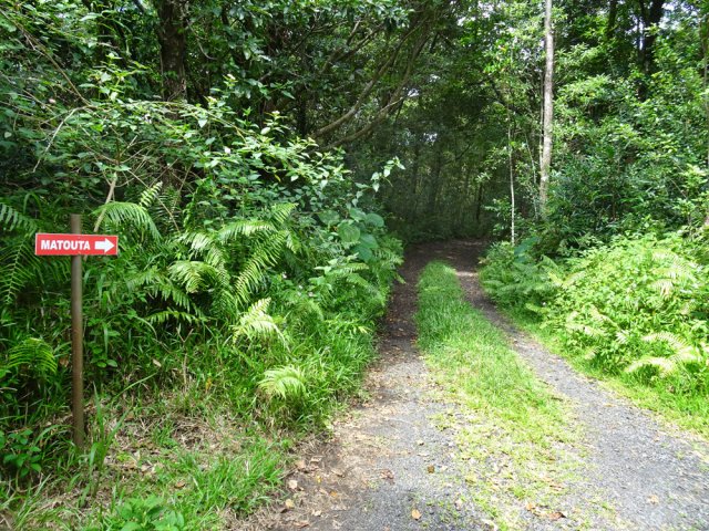 Un petit panneau indique la direction de Matouta