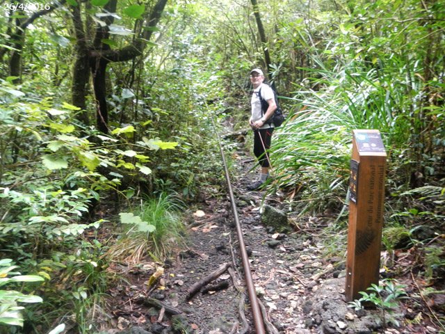 Le sentier est propre jusqu'au panneau du parc !!!
