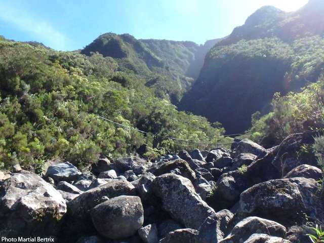 Traversée du Bras d'Alix sur de gros galets