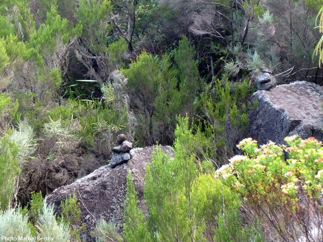 Le cairn pour aider à retrouver le sentier