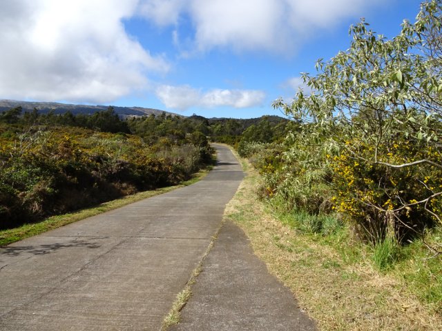L'emplacement de stationnement près de la petite route