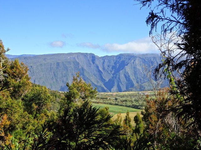 La vallée des Roches Noires et le Rond des Chevrons au-dessus de Grand Bassin