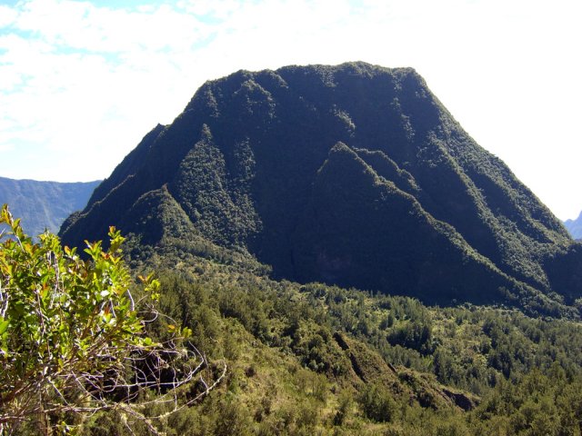 Le Piton d'Anchain après avoir franchi la passerelle