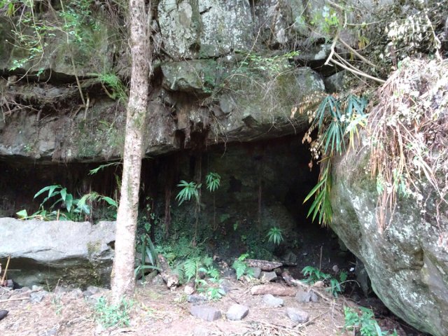 Une cavité de la falaise en fin de remontée vers Trou Blanc