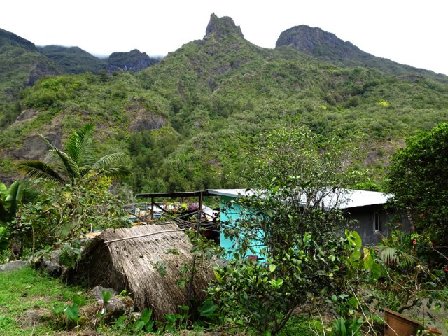 Une habitation de Trou Blanc dominée par les pointes du Piton Lélesse