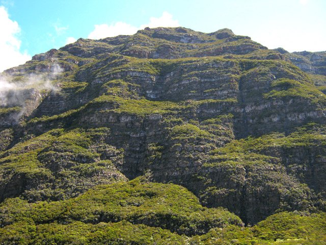 L'imposant rempart du Morne Langevin