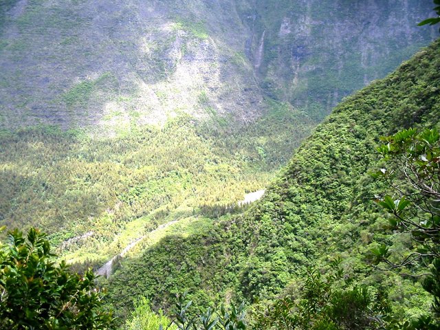 On domine dans la, première montée le Bras de Grand Pays