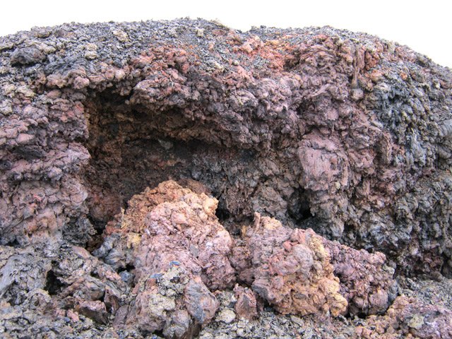 On rencontre plusieurs fois des failles entourées de projections de lave