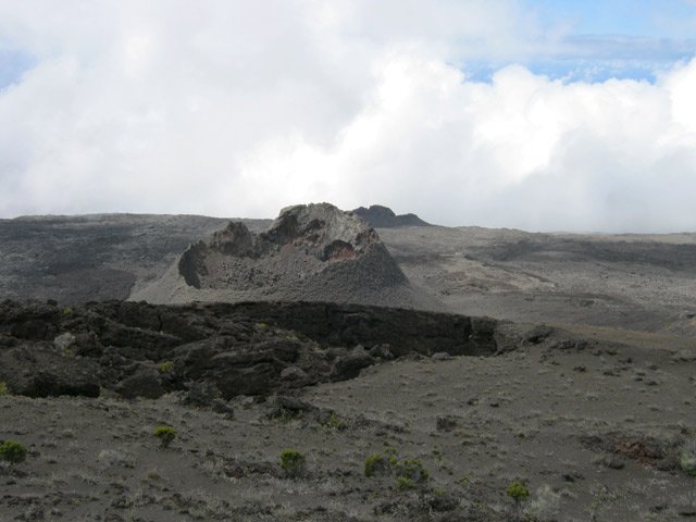 Cratère ancien au milieu d'une végétation naissante