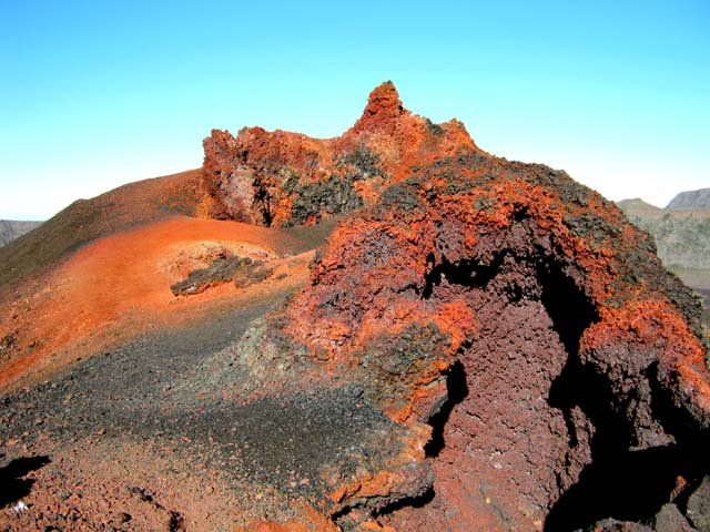 Superbe Cratère Caubet avec toutes les teintes chaudes.