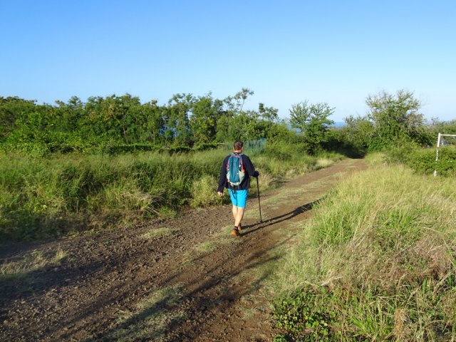 Entamer la descente vers la Saline par un large chemin à plat