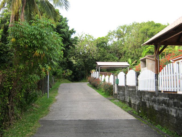 Montée entre les cases du Chemin Indivis, partie bétonnée