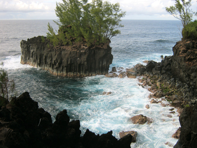 La Roche du Pas de Cabri vue du sentier littoral