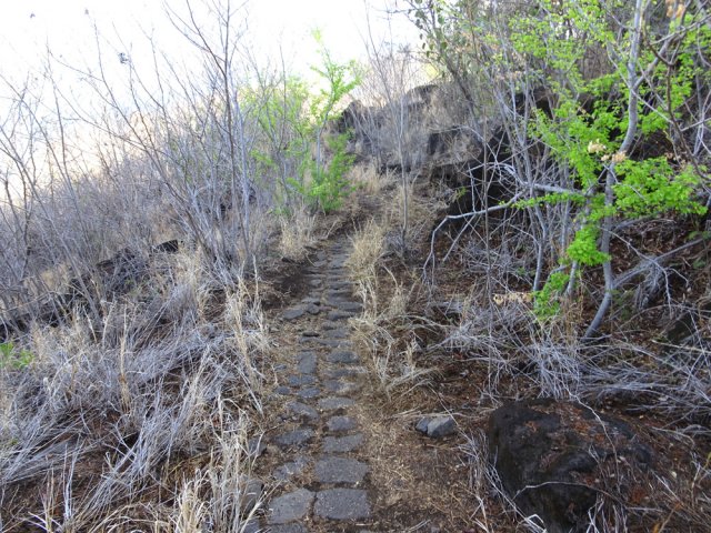 Une autre portion pavée dans les rochers avant la plongée vers la route
