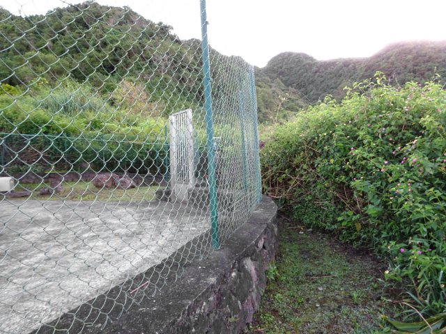Contourner le château d'eau pour débuter la randonnée