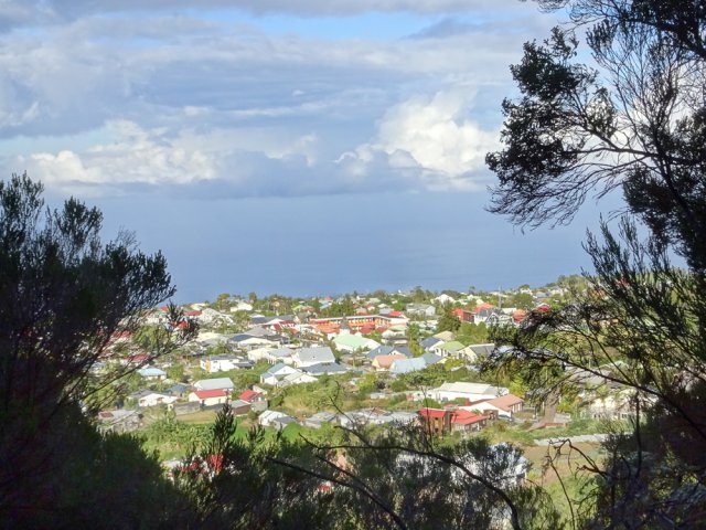 On bénéficie de temps en temps de points de vue sur le village