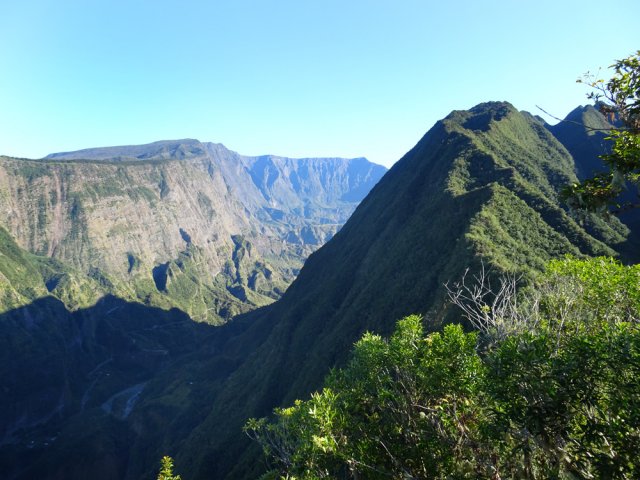 Les premières pointes du Dimitile et la vallée du Bras de Cilaos