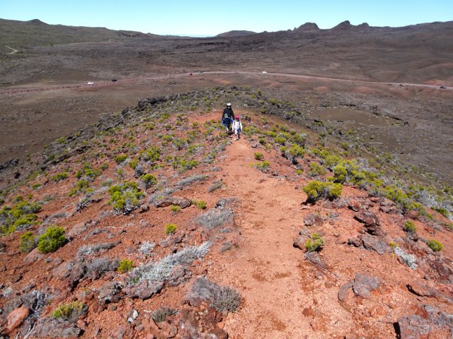 Un étroit sentier longe la totalité de la crête