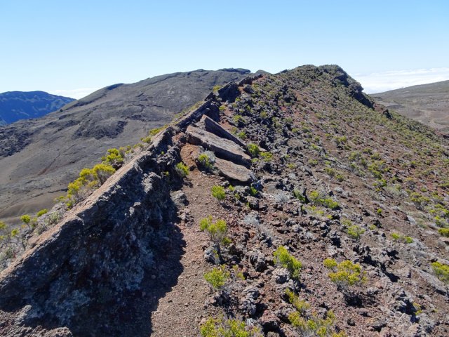 La lave, plus solide, résiste mieux à l'érosion que les gratons