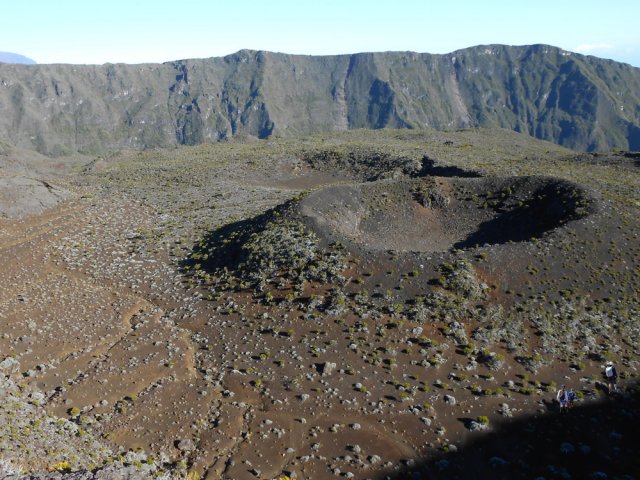 On peut se contenter d'admirer ce petit cratère du haut ou décider d'y descendre