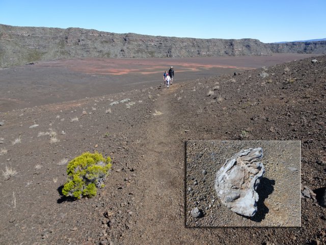 La montée débute calmement entre de rares branles et de superbes bombes volcaniques