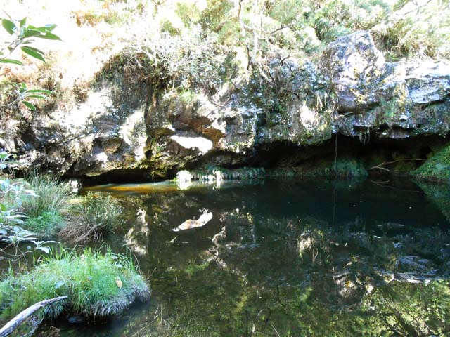 Arrivée au deuxième bassin qui se contourne par la rive gauche