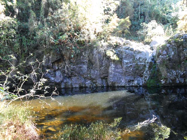 Troisième bassin, fin de l'aventure sur l'ancien sentier balisé. Remonter en rive droite