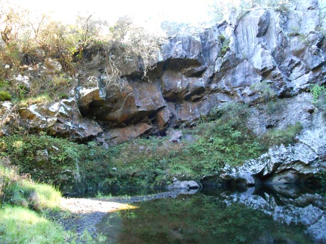 Le premier bassin vu du bas. Il faudra marcher en haut du rocher pour poursuivre