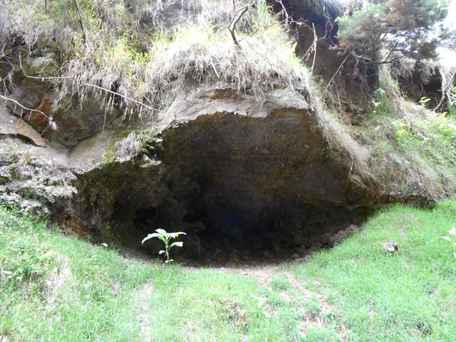 Une petit grotte en bord de route