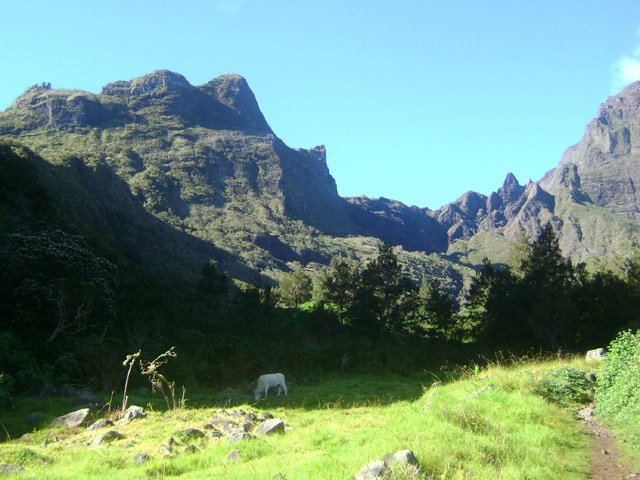 Dans la descente, vue sur le nez de Bœuf et les Trois Salazes