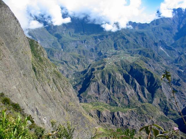 Vue sur l'Ilet à Cordes dans le Cirque de Cilaos au pied du Piton Cabris.