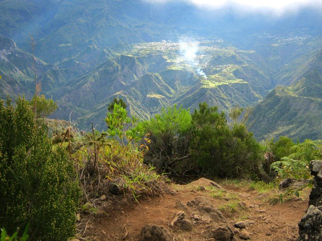 Sentier court mais raide pour escalader le Piton Cabris
