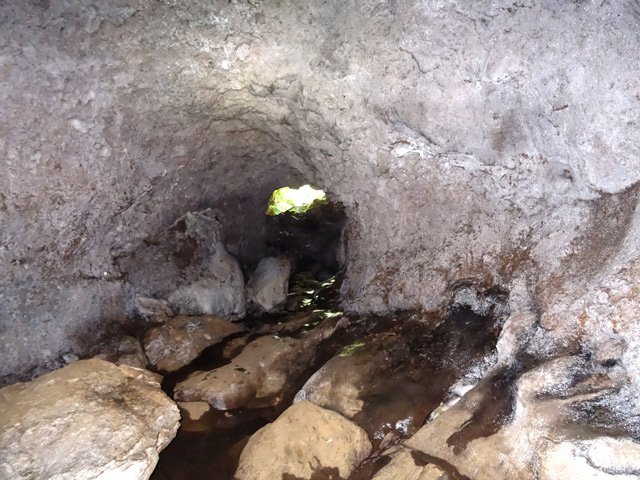 Petite halte à la ravine souterraine facile d'accès sur la droite du sentier