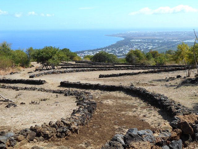 la piste de montée effleure les lacets de la descente