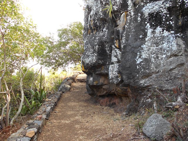 Magnifique sentier de descente au bassin. Départ discret du sentier vers le deuxième bassin