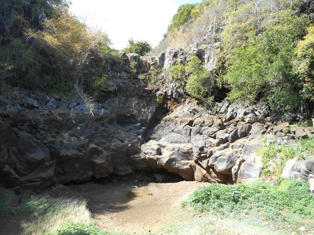 Le bassin à sec. Voir Photo 26 de Ludovic Mourouguin en période pluvieuse