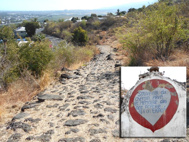 La route et quelques cases de la Grande Fontaine en se retournant, au départ