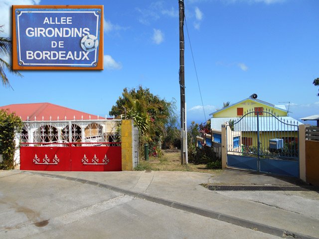 La piste débute juste derrière le poteau entre les deux portails