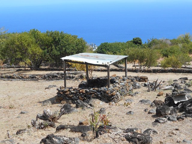 Un kiosque en pierre a été construit entre les lacets