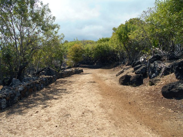 Une portion presque plate du large chemin