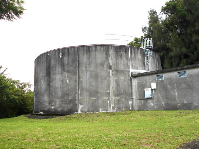 Le château d'eau en haut de la colline