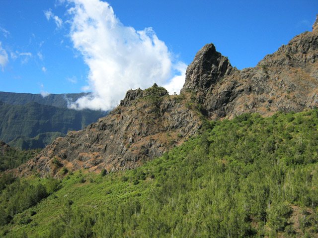 La barre rocheuse qu'il va falloir bientôt passer pour atteindre la plateau