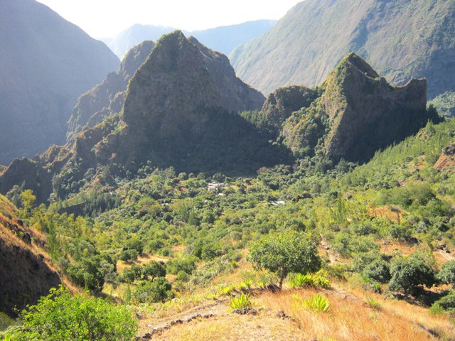 Le Piton Papangue (g) et le Piton Canal (d)